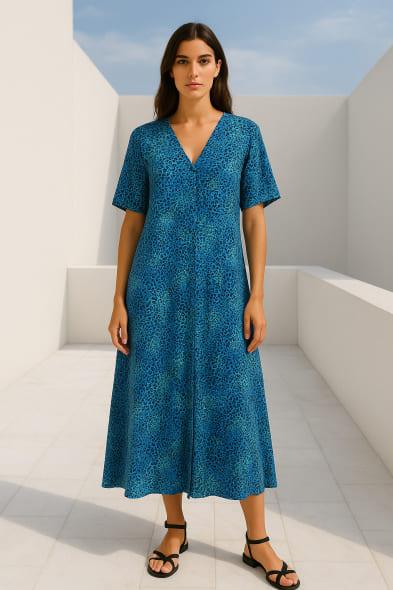 Robe bleue élégante femme en tissu léger, coupe fluide, parfaite pour soirée ou journée estivale