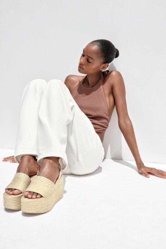 Sandales beige compensées pour femme, élégantes et confortables