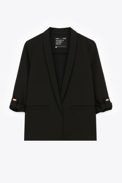 Veste noire femme chic sur fond neutre, basique élégant et polyvalent