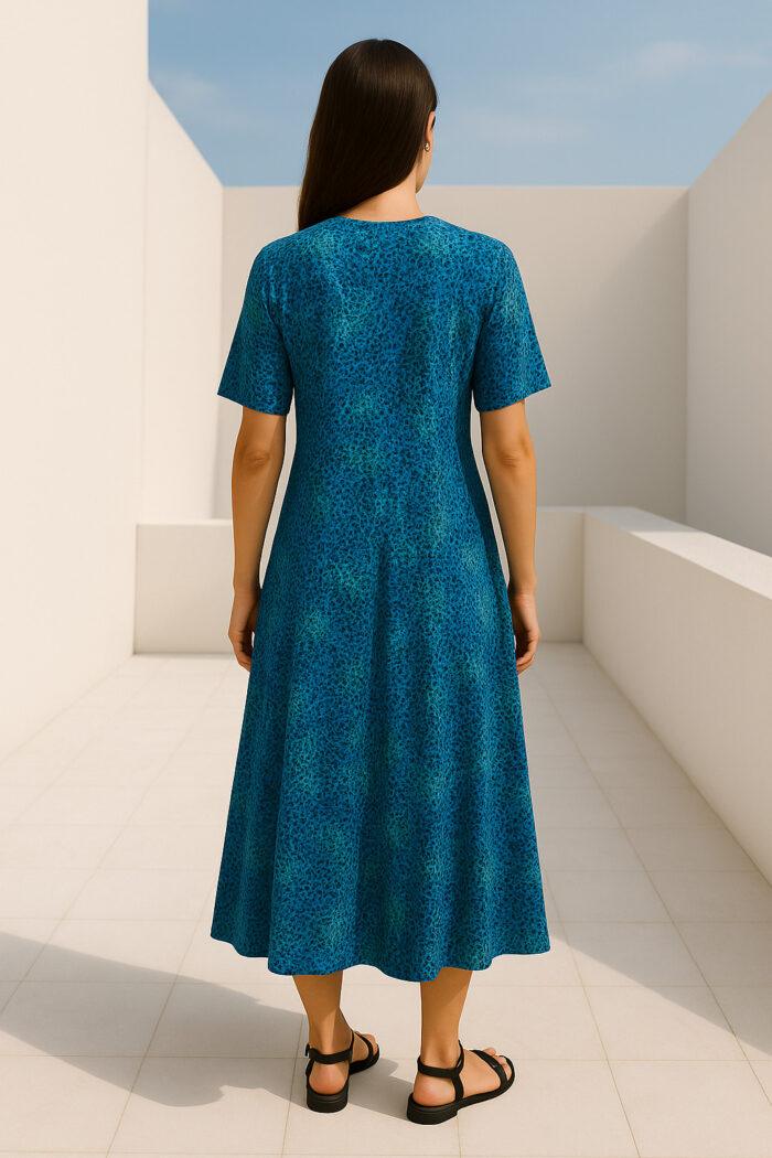 Robe bleue élégante femme en tissu léger, coupe fluide, parfaite pour soirée ou journée estivale